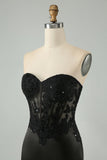 Vestido de cóctel con corsé y escote corazón negro brillante con apliques