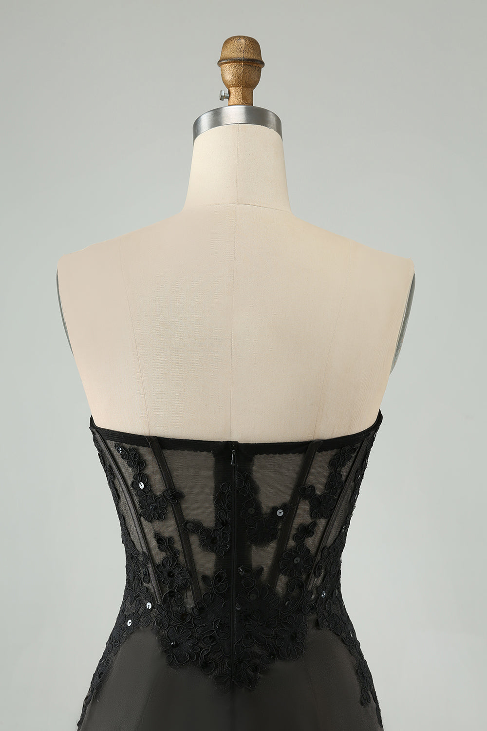 Vestido de cóctel con corsé y escote corazón negro brillante con apliques