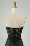 Vestido de cóctel con corsé y escote corazón negro brillante con apliques