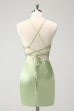 Vestido de cóctel con corsé ajustado y apliques de cuentas y tirantes finos con purpurina verde