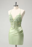 Vestido de cóctel con corsé ajustado y apliques de cuentas y tirantes finos con purpurina verde