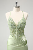 Vestido de cóctel con corsé ajustado y apliques de cuentas y tirantes finos con purpurina verde