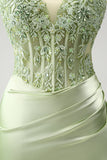 Vestido de cóctel con corsé ajustado y apliques de cuentas y tirantes finos con purpurina verde