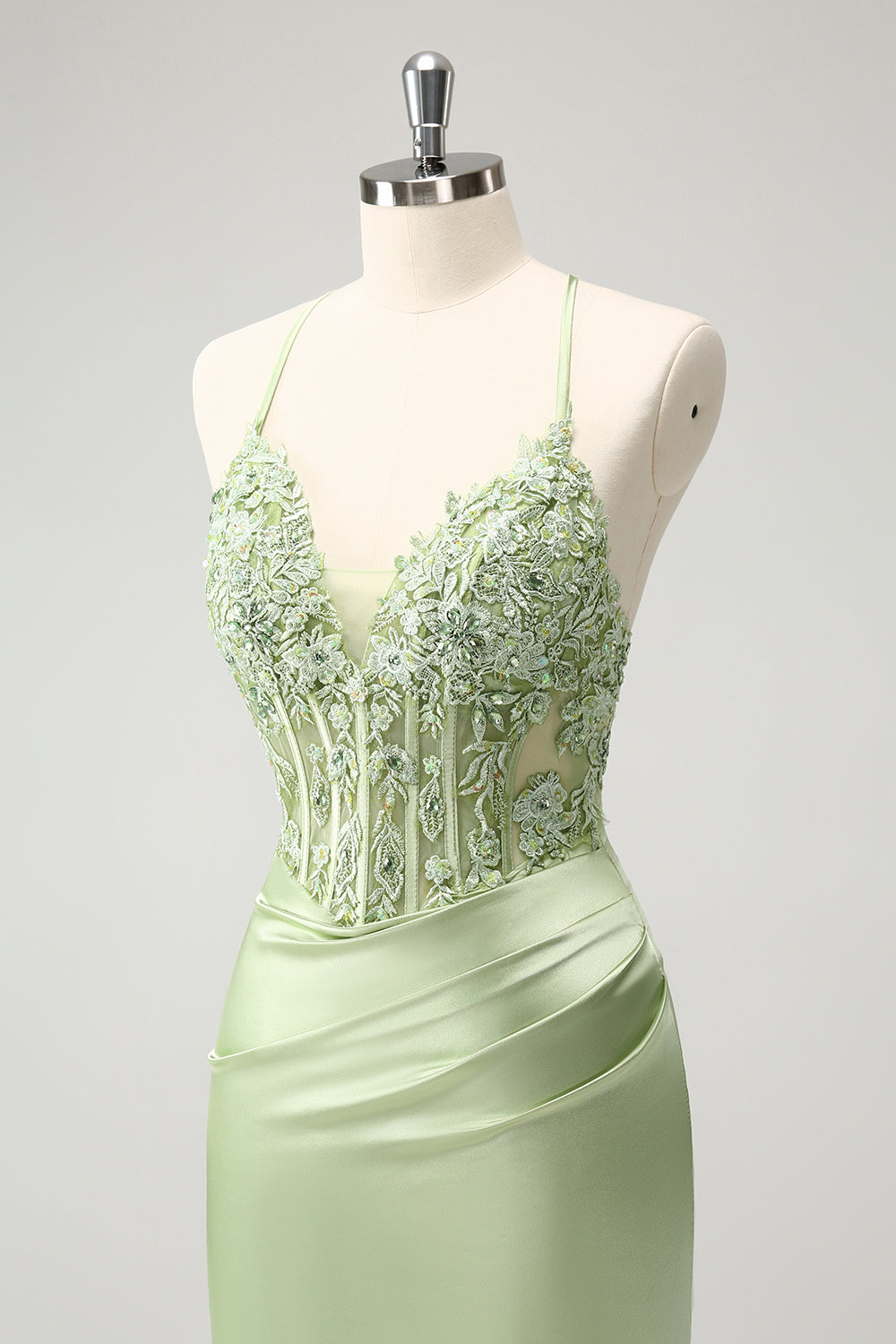 Vestido de cóctel con corsé ajustado y apliques de cuentas y tirantes finos con purpurina verde