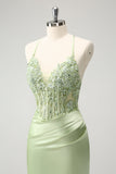 Vestido de cóctel con corsé ajustado y apliques de cuentas y tirantes finos con purpurina verde