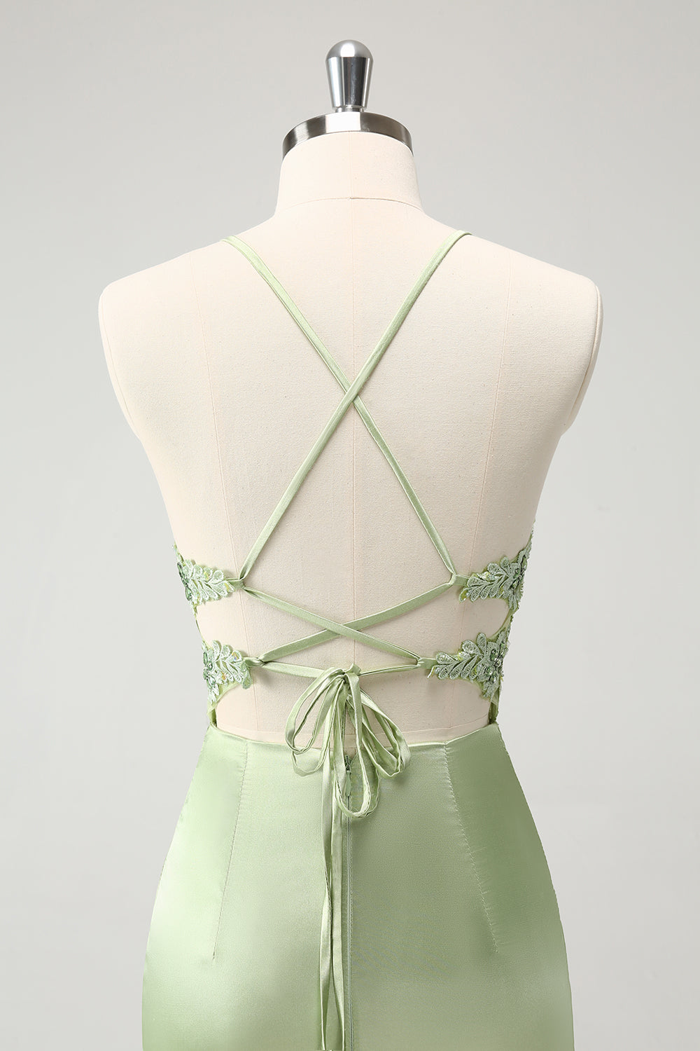 Vestido de cóctel con corsé ajustado y apliques de cuentas y tirantes finos con purpurina verde