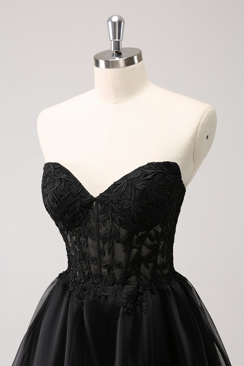 Lindo vestido de fiesta corto con volantes y corsé negro en forma de A