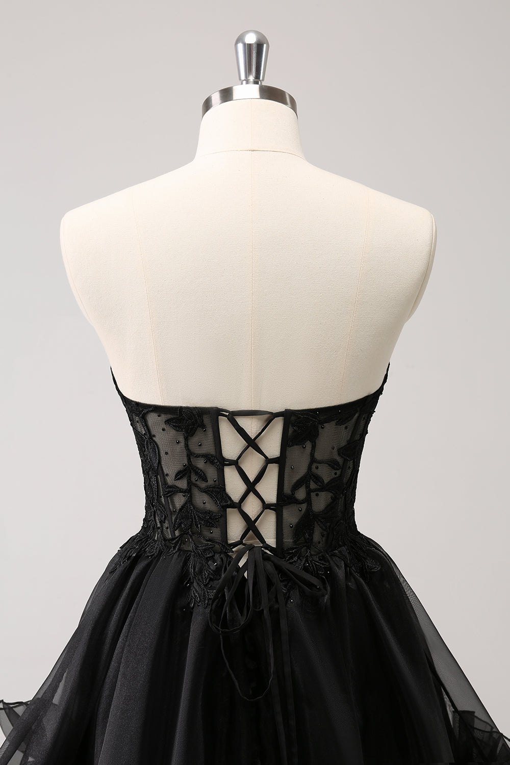 Lindo vestido de fiesta corto con volantes y corsé negro en forma de A