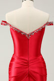 Vestido de satén ajustado con hombros descubiertos con cuentas rojas brillantes