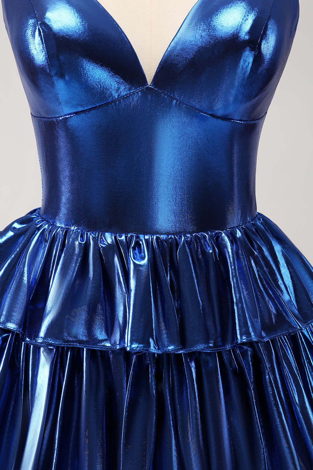 Vestido de fiesta corto con capas y tirantes finos en color azul tinta