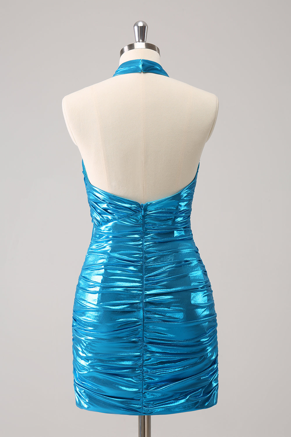 Vestido de cóctel azul satinado con halter ajustado metalizado