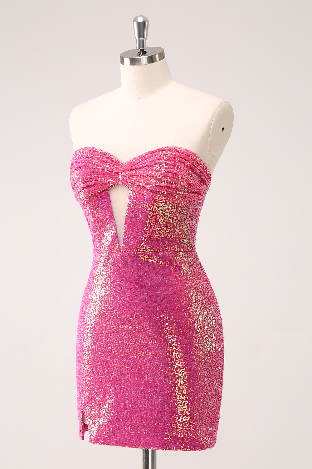 Vestido de fiesta corto ajustado con lentejuelas sin tirantes y calado en color fucsia con abertura