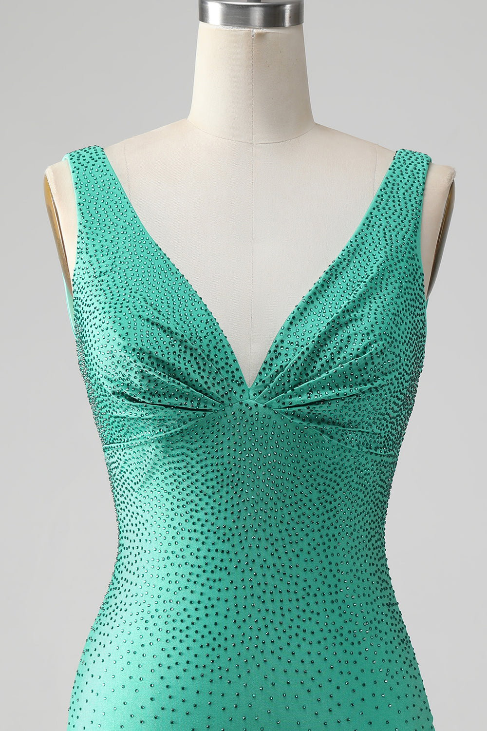 Vestido de cóctel corto sin espalda con cuello en V ajustado verde con cuentas
