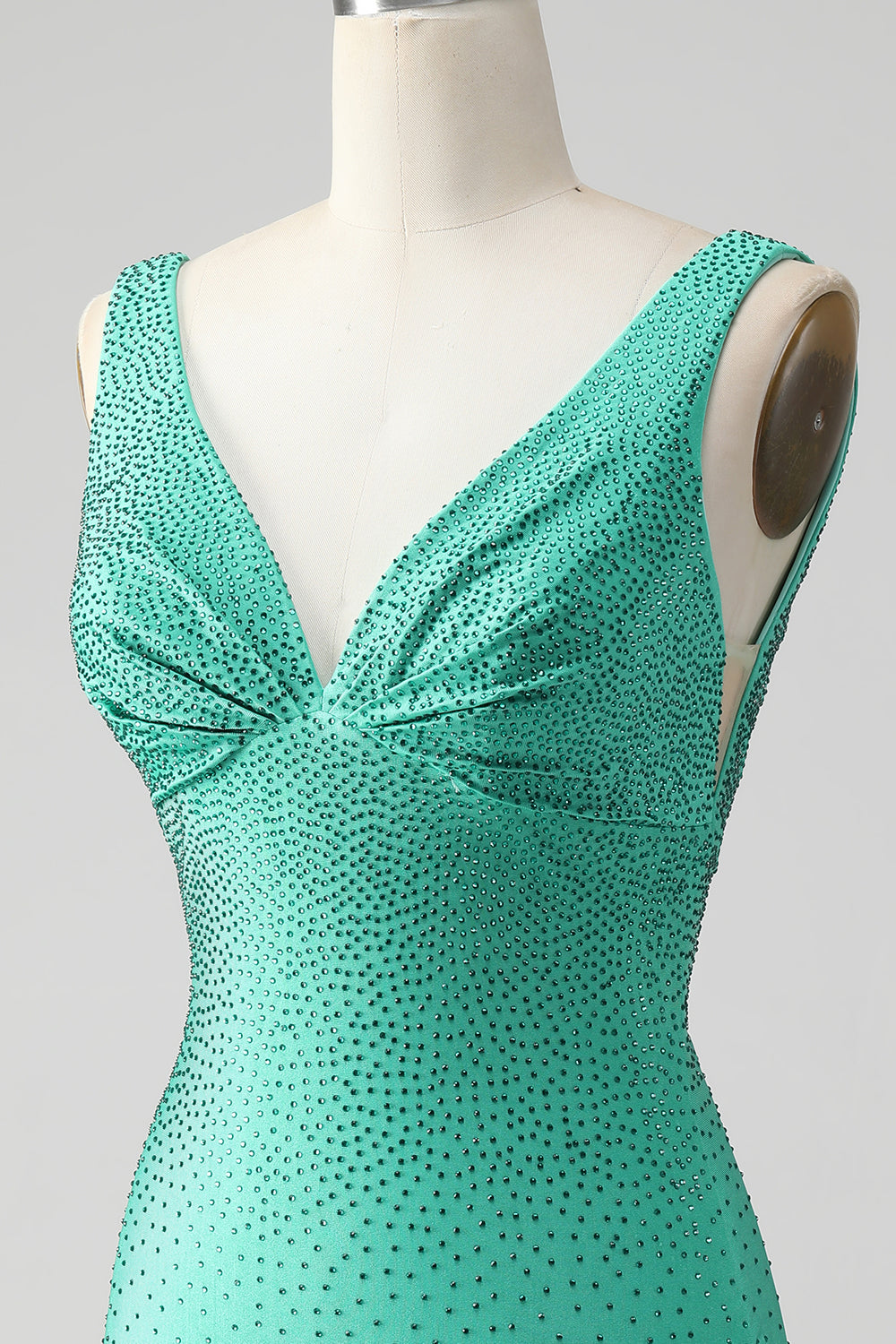 Vestido de cóctel corto sin espalda con cuello en V ajustado verde con cuentas