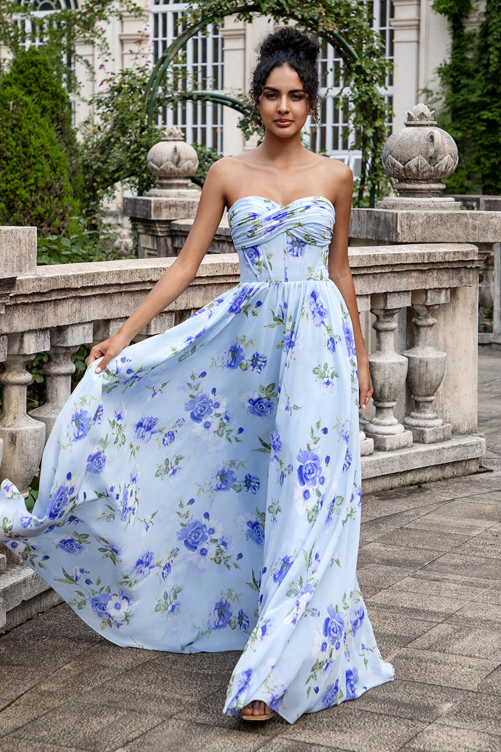 Vestido de invitada de boda largo plisado con estampado sin tirantes floral azul de una línea de novia
