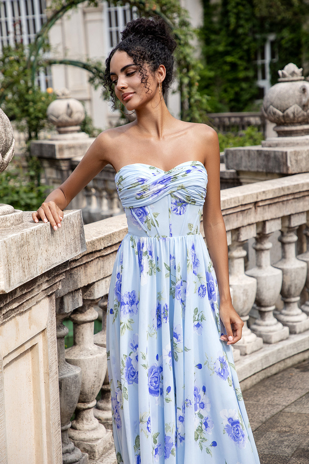 Vestido de invitada de boda largo plisado con estampado sin tirantes floral azul de una línea de novia