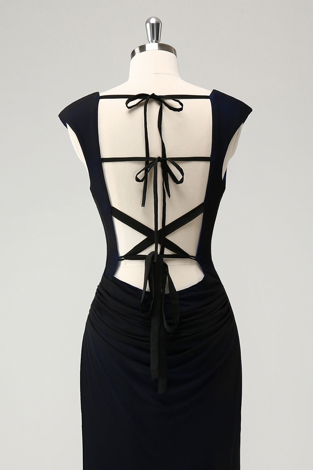 Vestido largo de dama de honor con cuello de sirena negro azul