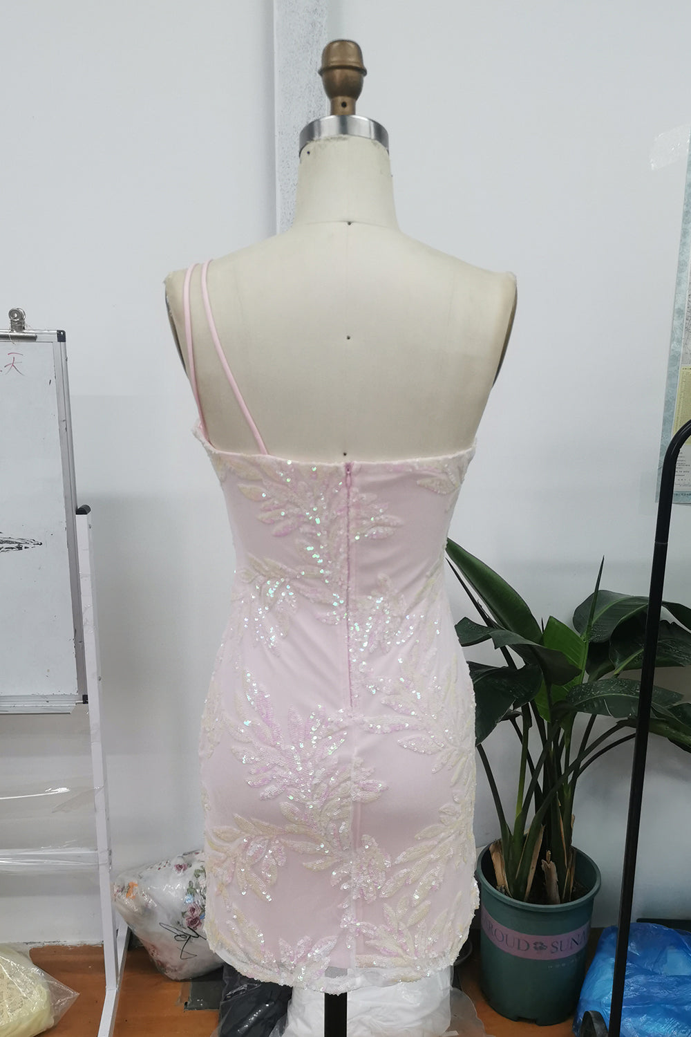 Vestido de cóctel de lentejuelas de un hombro azul real ajustado brillante con bordado