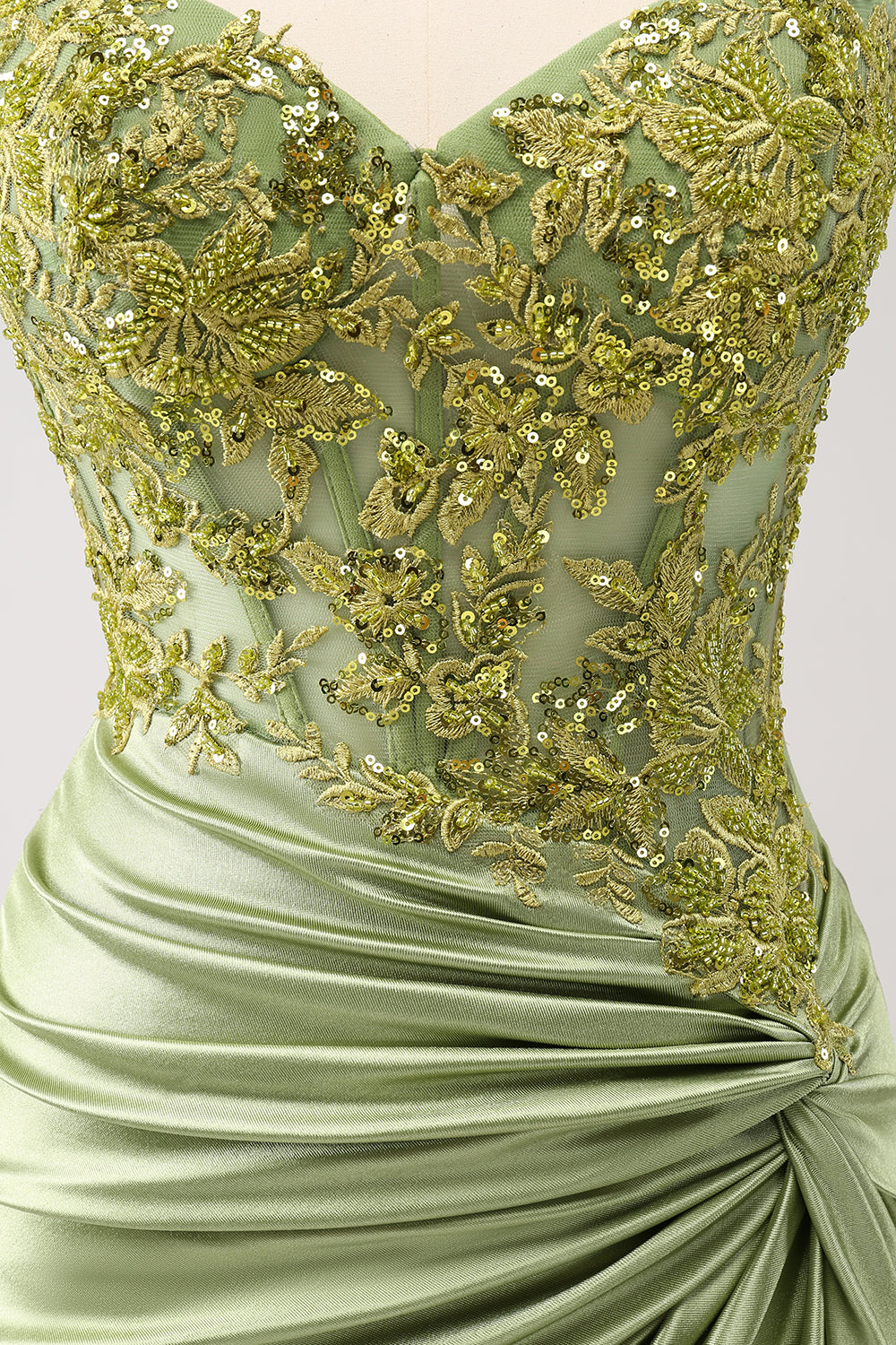 Vestido de fiesta plisado con apliques y cordones en la espalda de color verde militar brillante