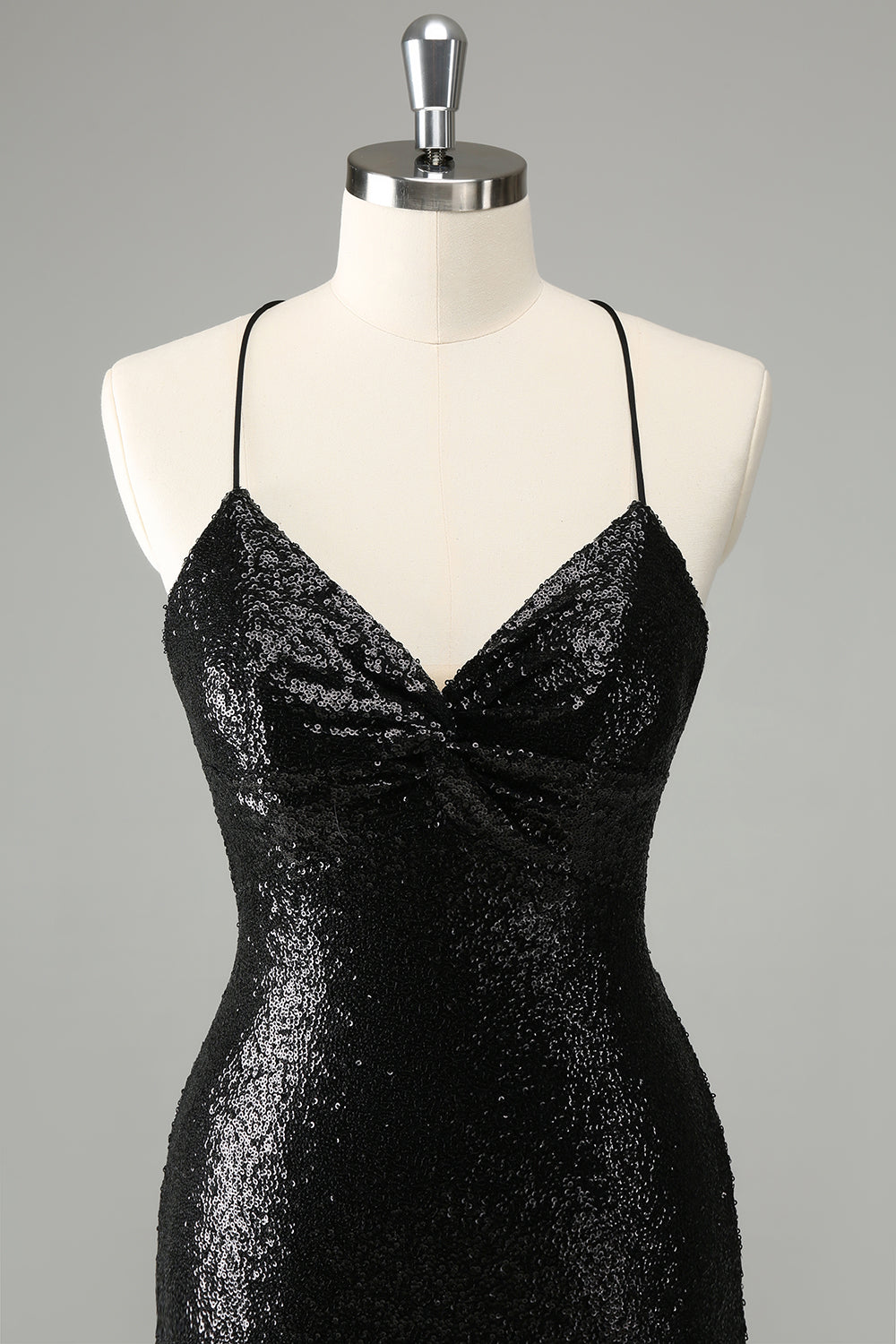 Elegante vestido de cóctel con escote halter y lentejuelas negras con cordones en la espalda