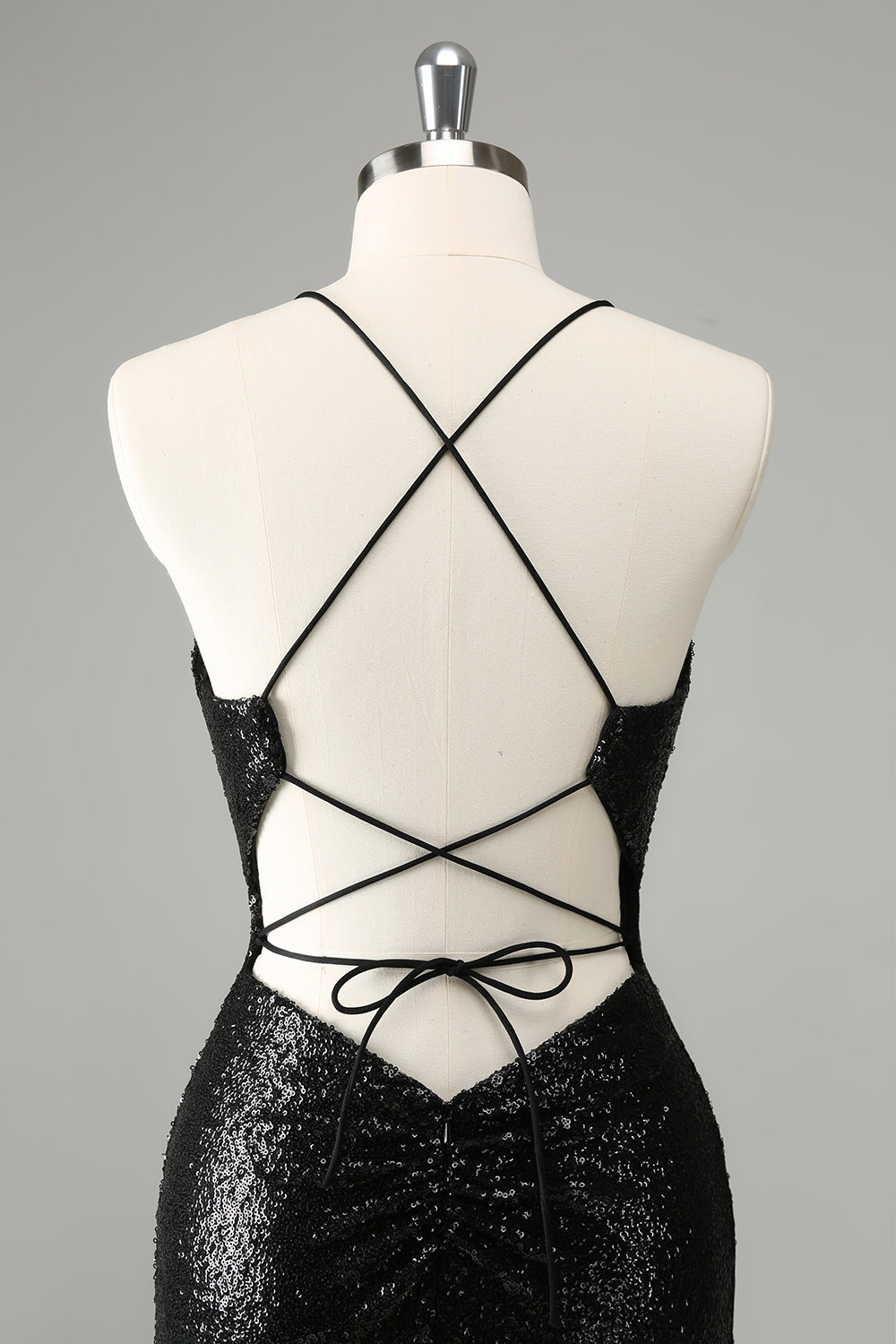 Elegante vestido de cóctel con escote halter y lentejuelas negras con cordones en la espalda