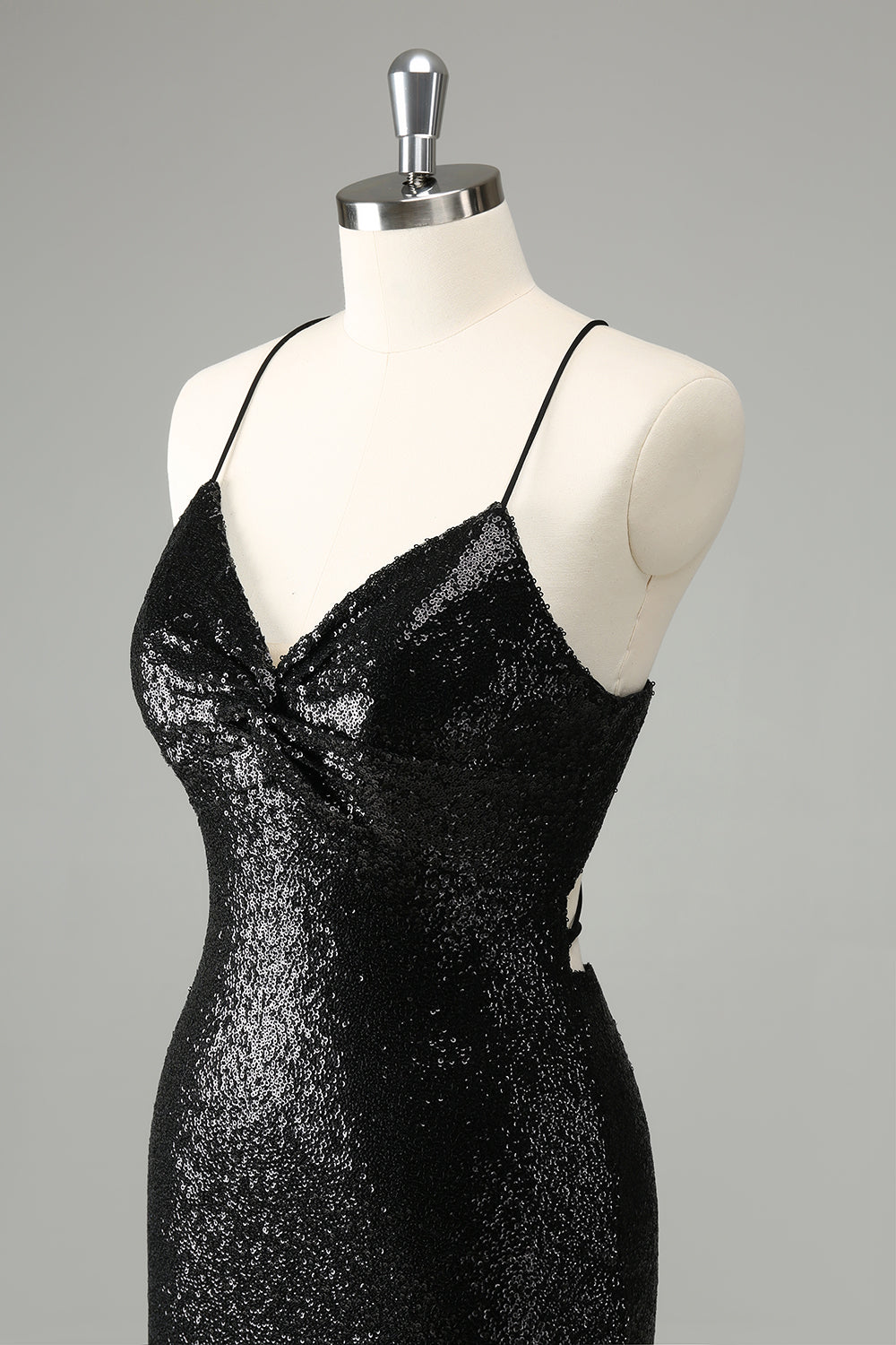 Elegante vestido de cóctel con escote halter y lentejuelas negras con cordones en la espalda