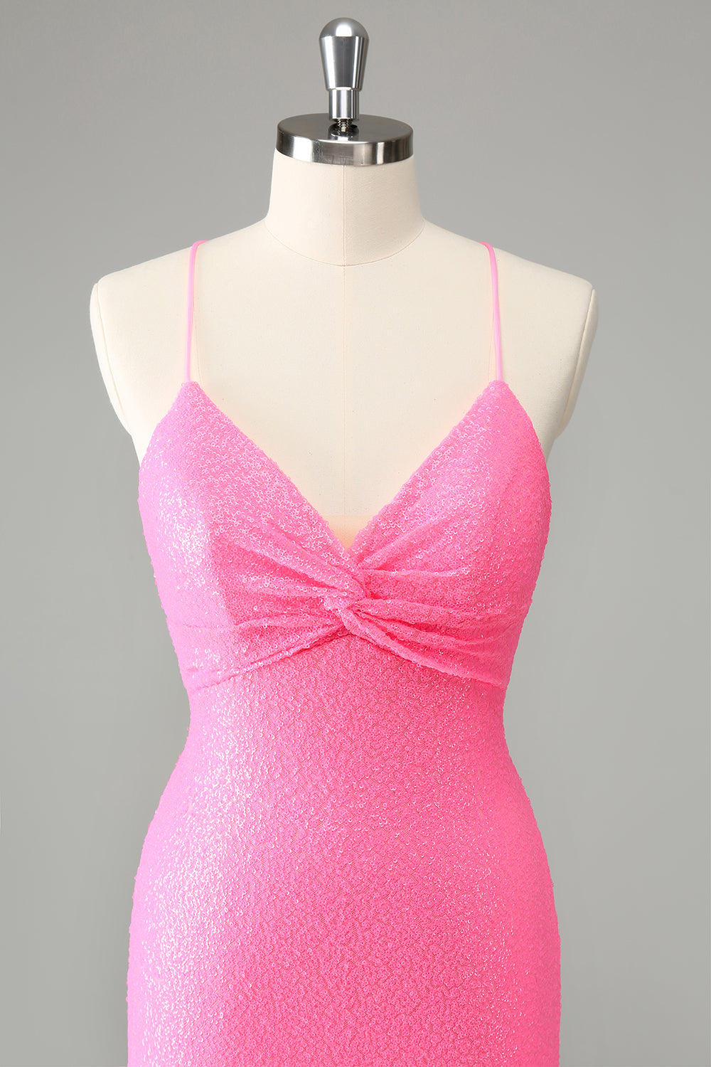 Elegante vestido de cóctel con escote halter y lentejuelas negras con cordones en la espalda