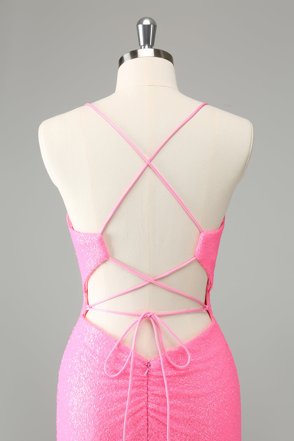Elegante vestido de cóctel con escote halter y lentejuelas negras con cordones en la espalda