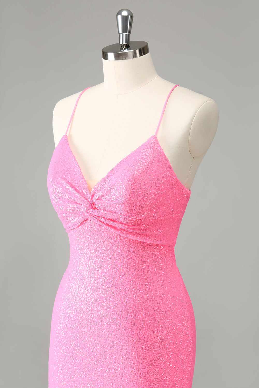 Elegante vestido de cóctel con escote halter y lentejuelas negras con cordones en la espalda