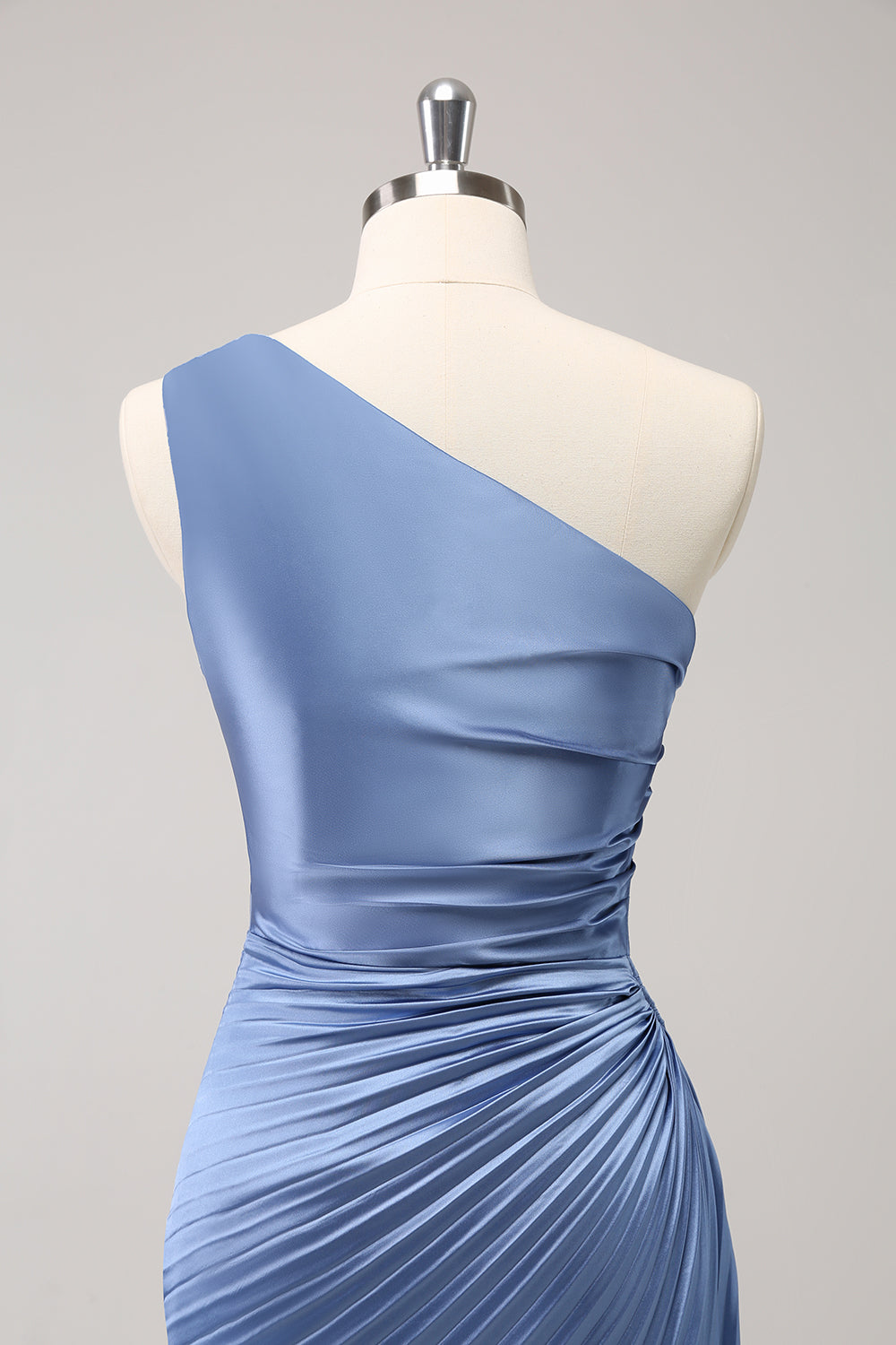 Vestido largo de dama de honor azul con ojo de cerradura de satén de un hombro