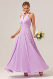 Un vestido de dama de honor morado largo de gasa halter sin espalda