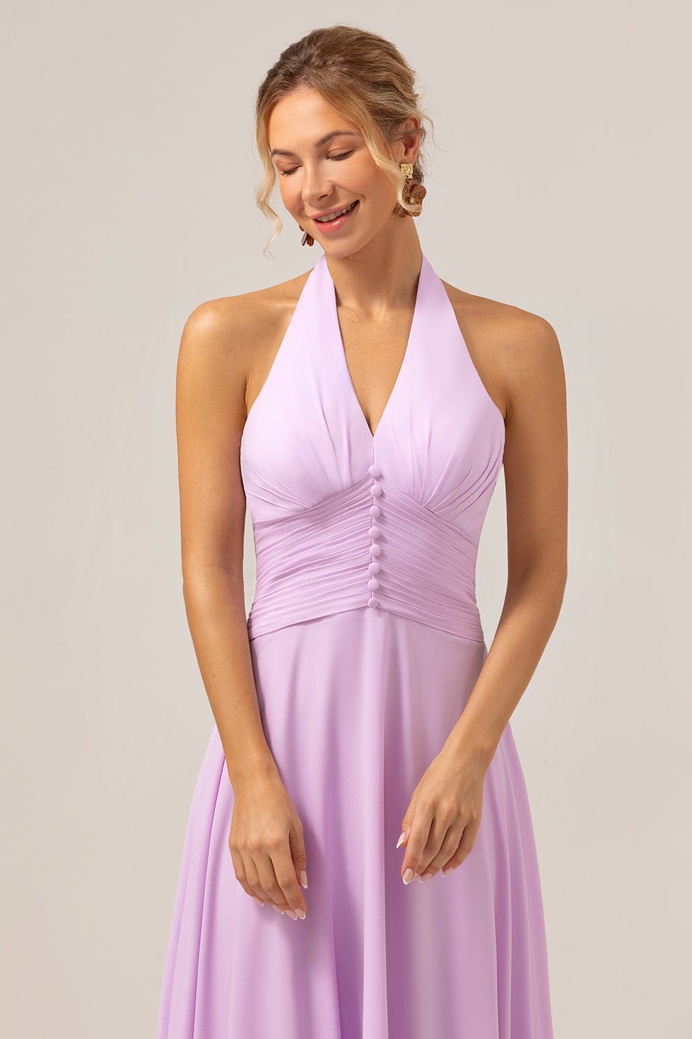 Un vestido de dama de honor morado largo de gasa halter sin espalda