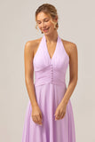 Un vestido de dama de honor morado largo de gasa halter sin espalda