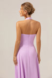 Un vestido de dama de honor morado largo de gasa halter sin espalda