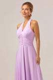 Un vestido de dama de honor morado largo de gasa halter sin espalda