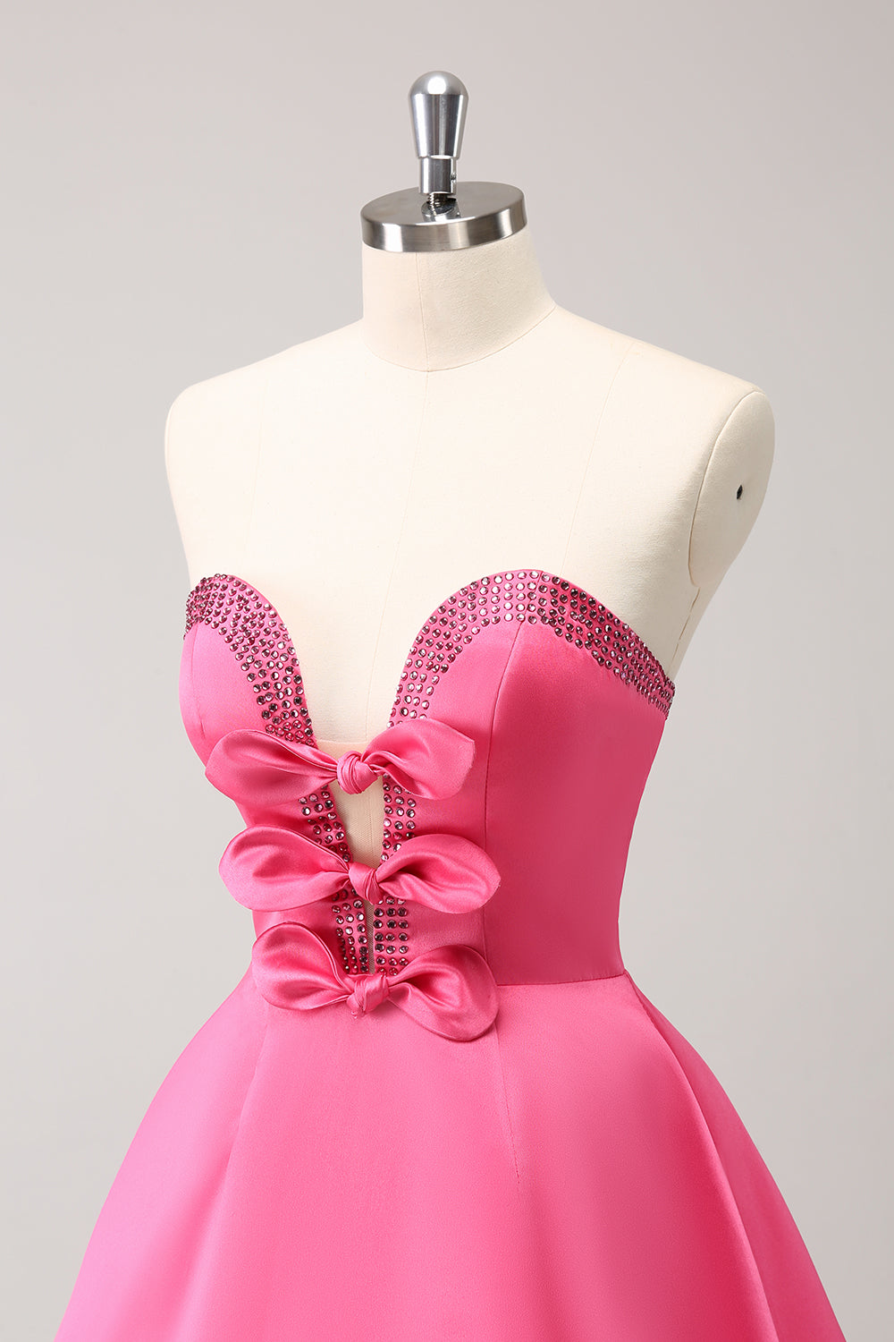 Vestido de fiesta corto sin tirantes con lazos y cuentas en color fucsia brillante