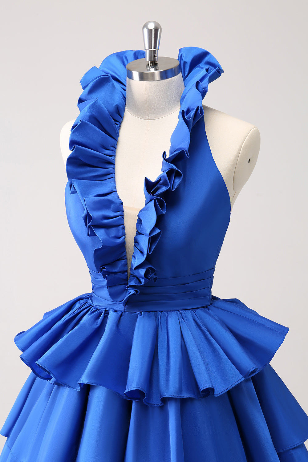 Vestido de fiesta corto con volantes y corte en A en color azul real