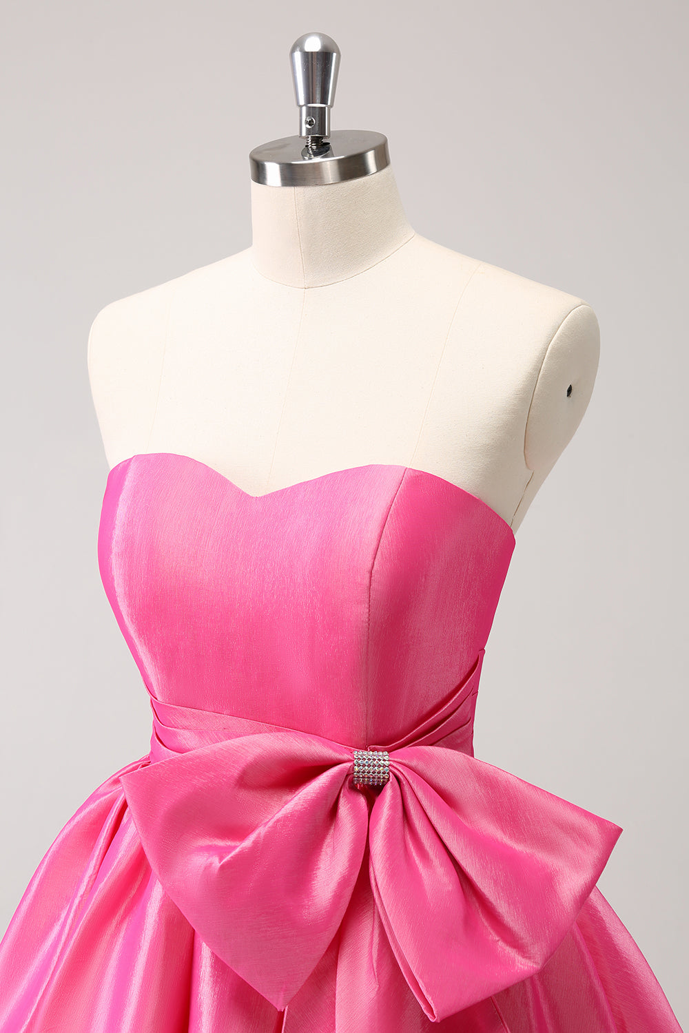 Vestido de fiesta corto fucsia con volantes sin tirantes y corte A con lazo