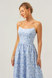 Vestido de dama de honor sin tirantes floral azul de una línea