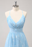Vestido de dama de honor plisado azul claro brillante con escote en V y bordados