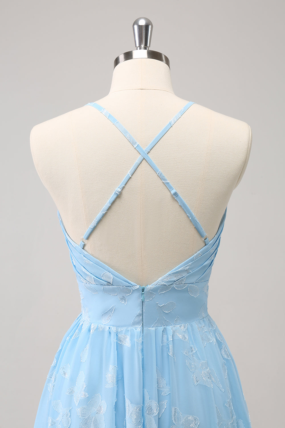 Vestido de dama de honor plisado azul claro brillante con escote en V y bordados