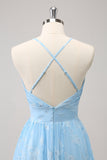 Vestido de dama de honor plisado azul claro brillante con escote en V y bordados