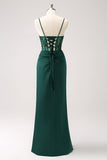 Vestido de dama de honor largo de satén con correas de espagueti de sirena verde oscuro con abertura