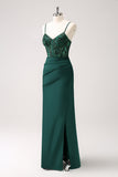 Vestido de dama de honor largo de satén con correas de espagueti de sirena verde oscuro con abertura