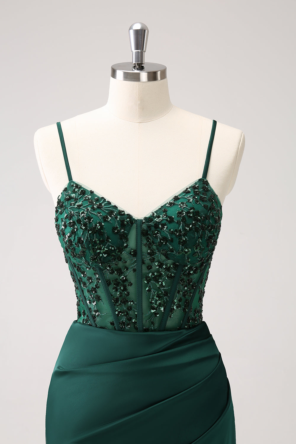 Vestido de dama de honor largo de satén con correas de espagueti de sirena verde oscuro con abertura