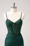 Vestido de dama de honor largo de satén con correas de espagueti de sirena verde oscuro con abertura