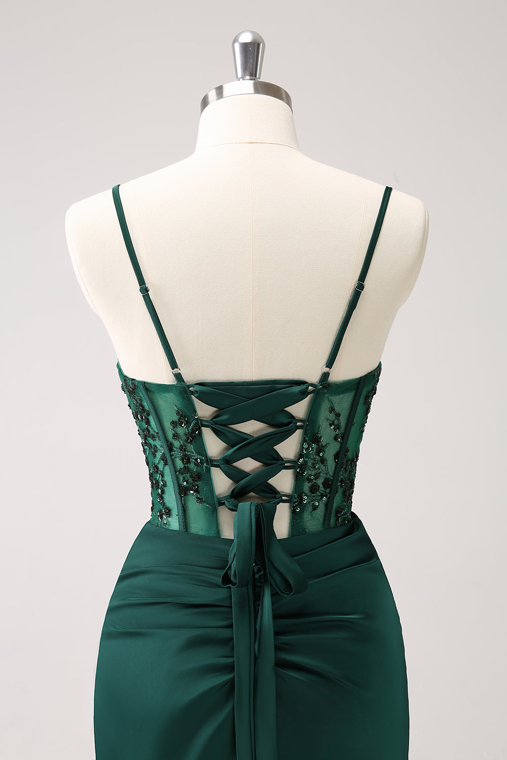Vestido de dama de honor largo de satén con correas de espagueti de sirena verde oscuro con abertura