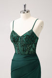 Vestido de dama de honor largo de satén con correas de espagueti de sirena verde oscuro con abertura