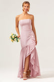 Vestido de dama de honor con volantes asimétricos sin tirantes de color rosa