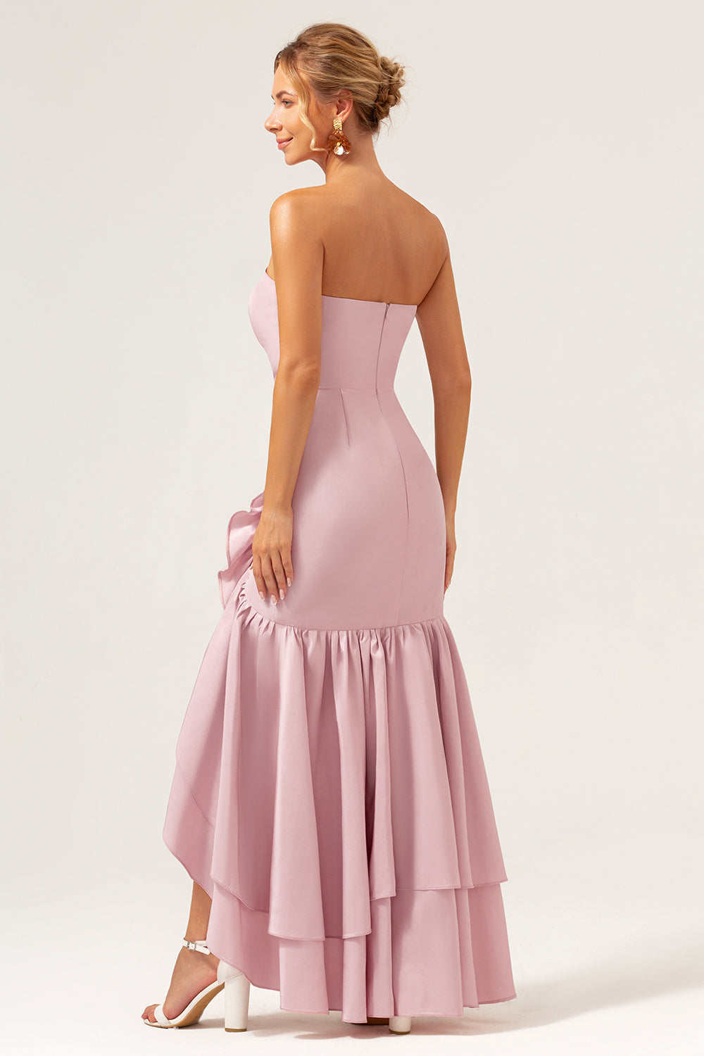 Vestido de dama de honor con volantes asimétricos sin tirantes de color rosa